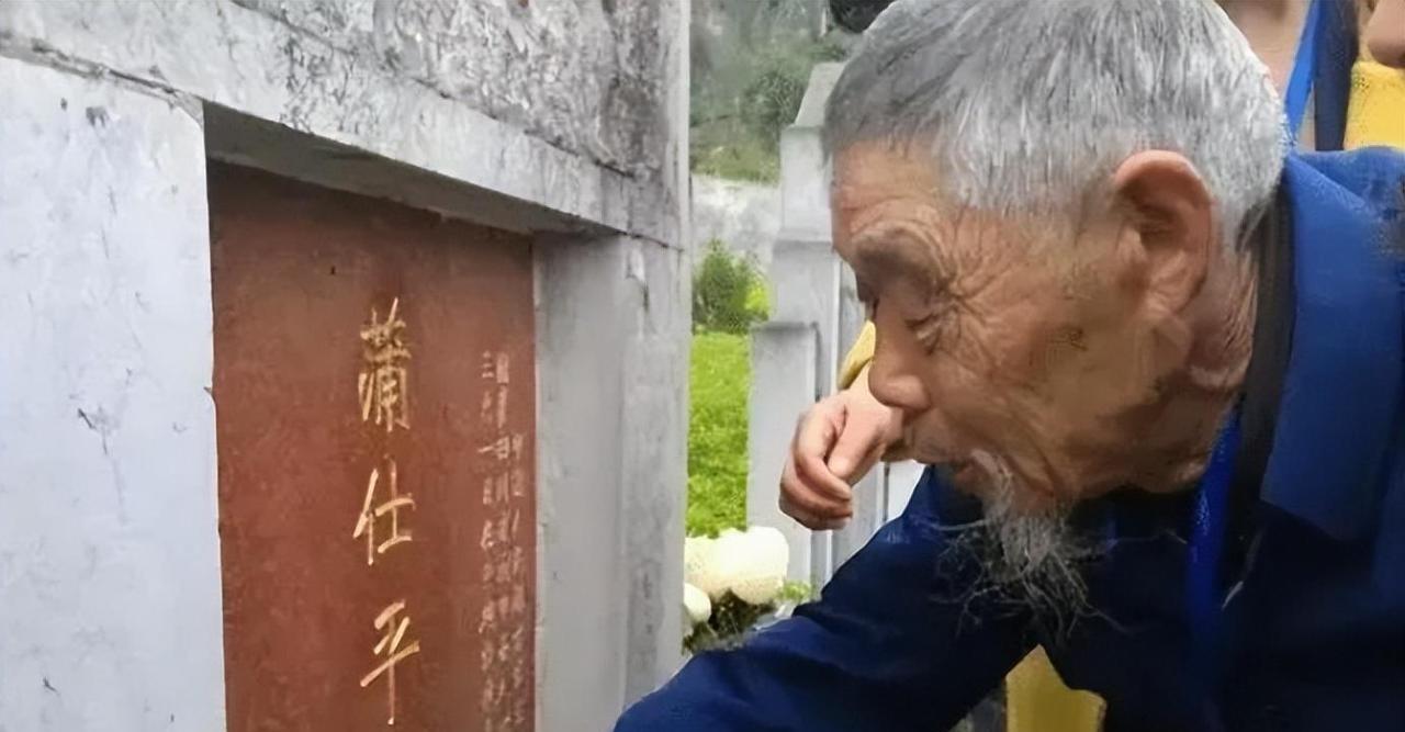 1976年，农民蒲运海送儿子参军。3年后，他得知儿子牺牲。然而，当看到烈士证书时