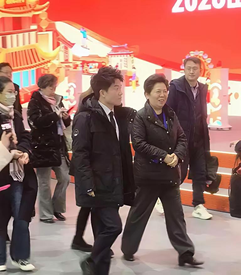 董宇辉现在不管去哪里都是坐上宾，这简直不敢想象，因为三年前，董宇辉还是一个被前上