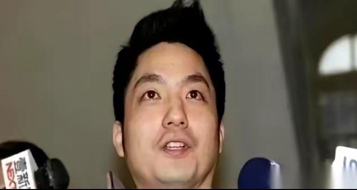 蒋万安把话说绝了。当着一圈镜头，直接撂下一句：国民党主席，我不选。半个字的回