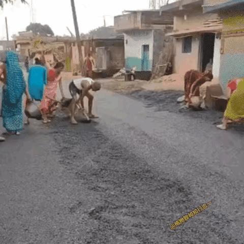 [捂脸哭]捡个吃的我理解，这挖柏油路拿去干嘛？三哥总能出人意料