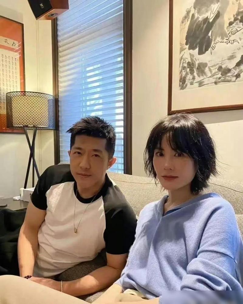 56岁的人身上，最不该出现的两种东西，王菲这次全占了。一是孩子气的“狼牙短发”。