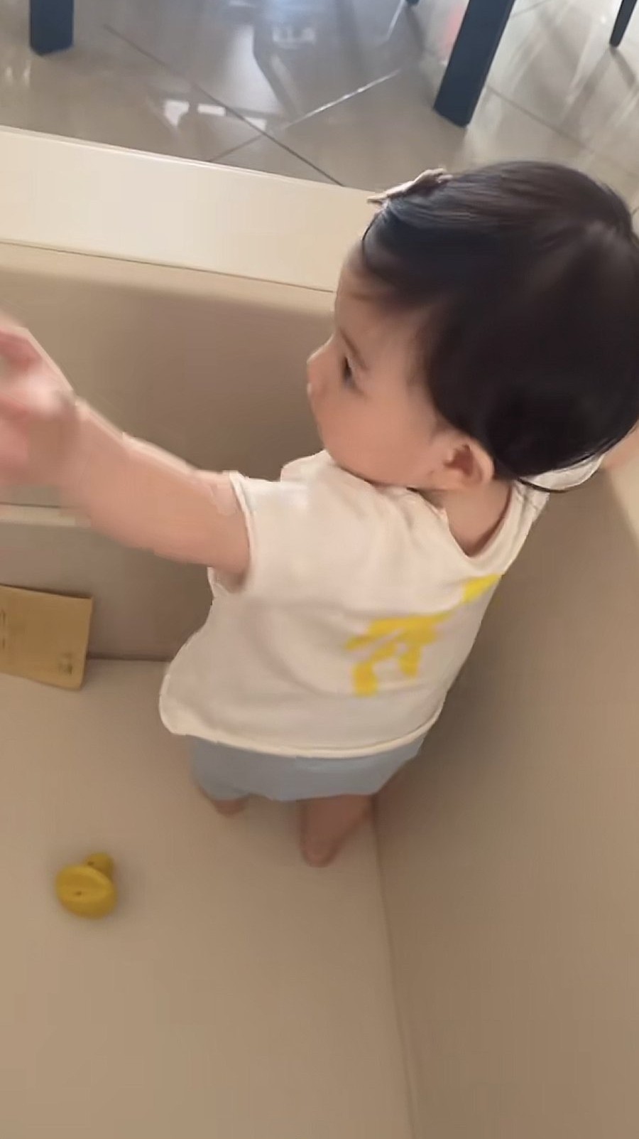 9月28日，方媛晒视频曝光三女儿郭咏心的侧面照，原来她也在跳鲨鱼舞做动作，她眼睛好大，感觉比两个姐姐