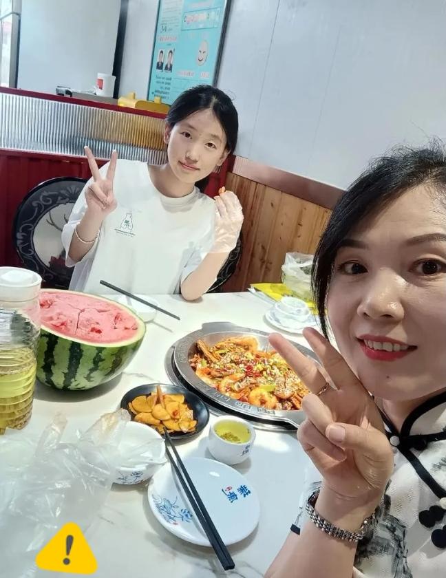 八年工位，换一道永久的疤湖南株洲一名四十六岁女性，为女儿高三放弃八年工厂稳