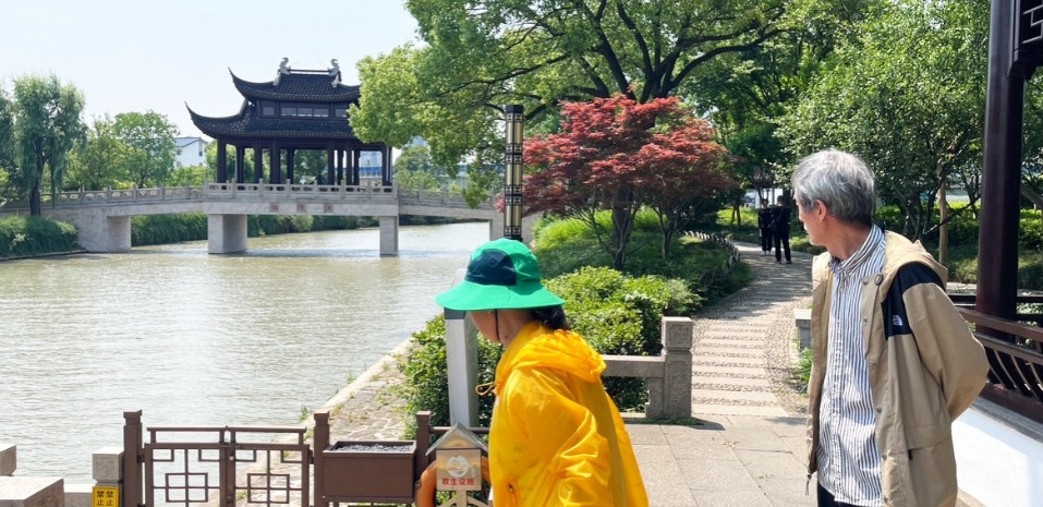 来上海旅游可以住在苏州，苏州住宿便宜很多，能差一半，高铁半个小时就从苏州站直达上