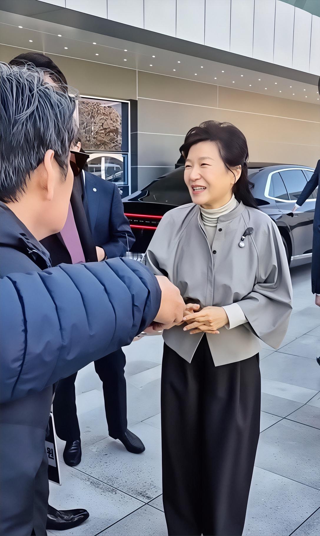 朴槿惠这件衣服，太好看了，气质出众，真的太喜欢了，大家帮我看看多少钱，在哪里可以