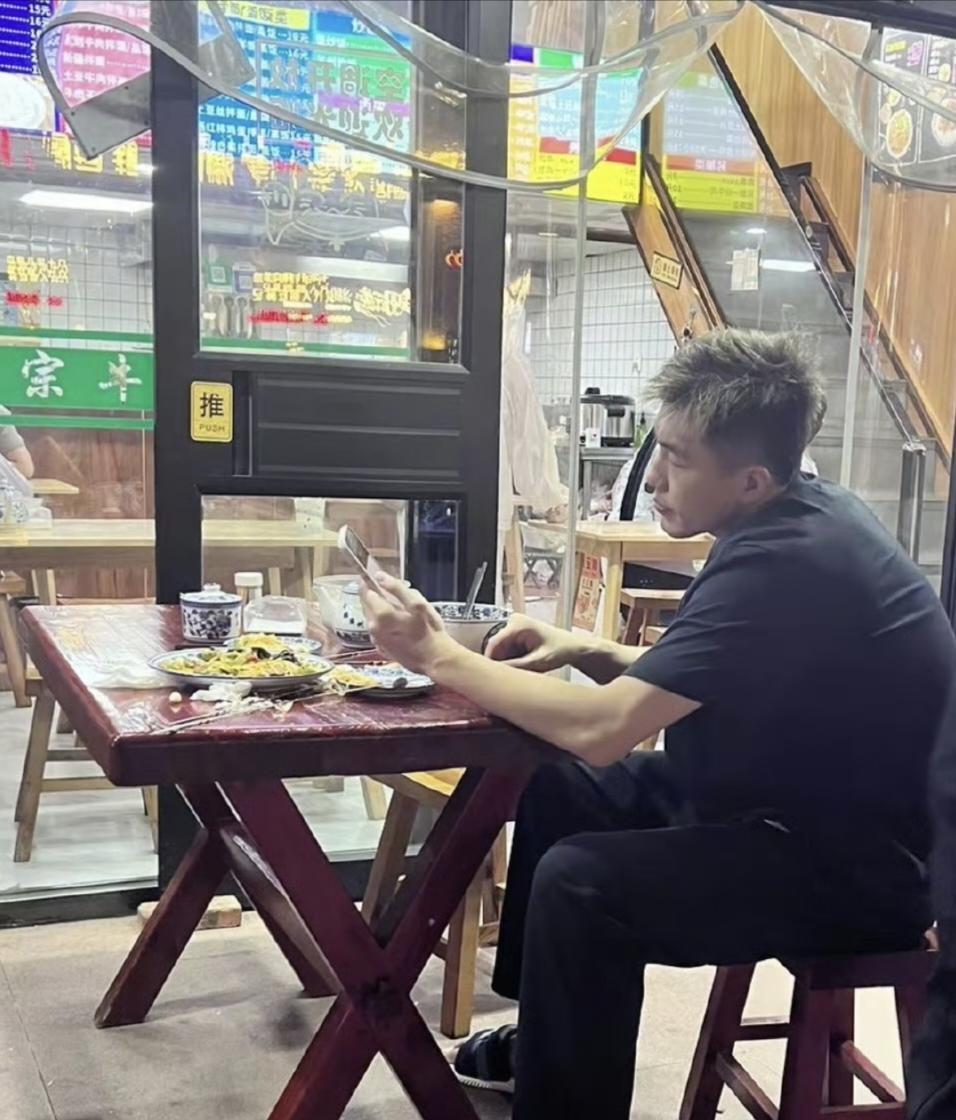 满脸憔悴！郭艾伦在街边吃面条！近日有球迷偶遇著名篮球运动员郭艾伦在街边吃面条，