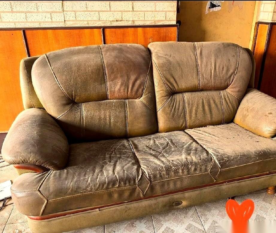 邻居满头大汗，指着客厅那个旧沙发：“250块，你直接搬走。”我心里一动，正好给