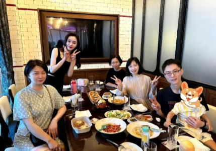 宋轶家庭合照，很优秀的一家人，感觉都是高知分子啊