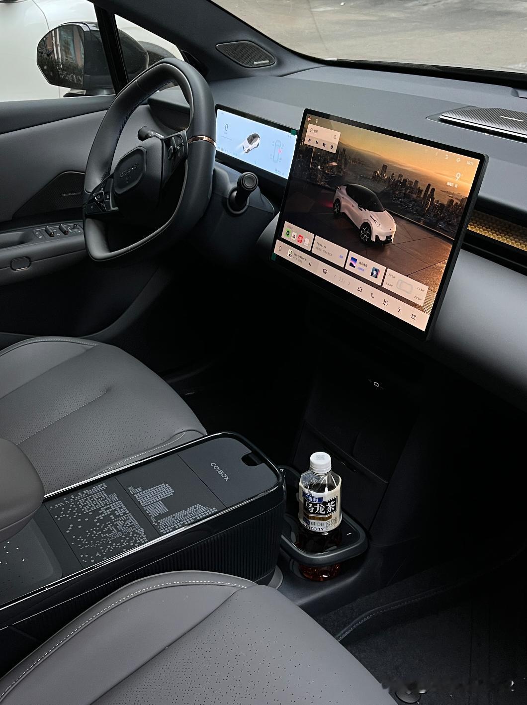 这车让我完全不想搞装饰了。实际是灰色内饰简单大方，和银外很适配。但不知道该