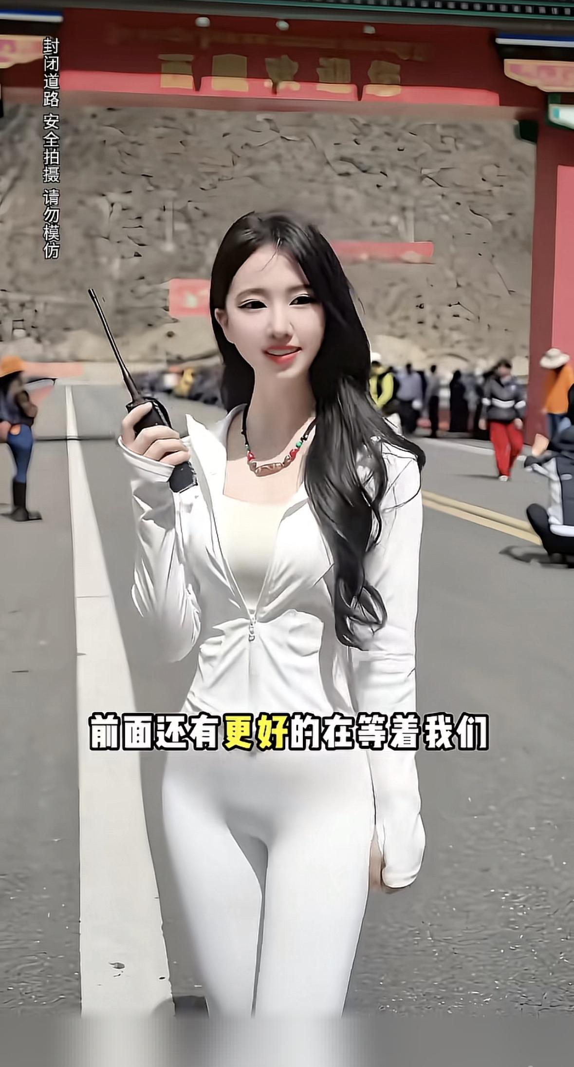 说这是人工智能生成的，我不信，明显是真人，这白色瑜伽裤原来是这么的好看。