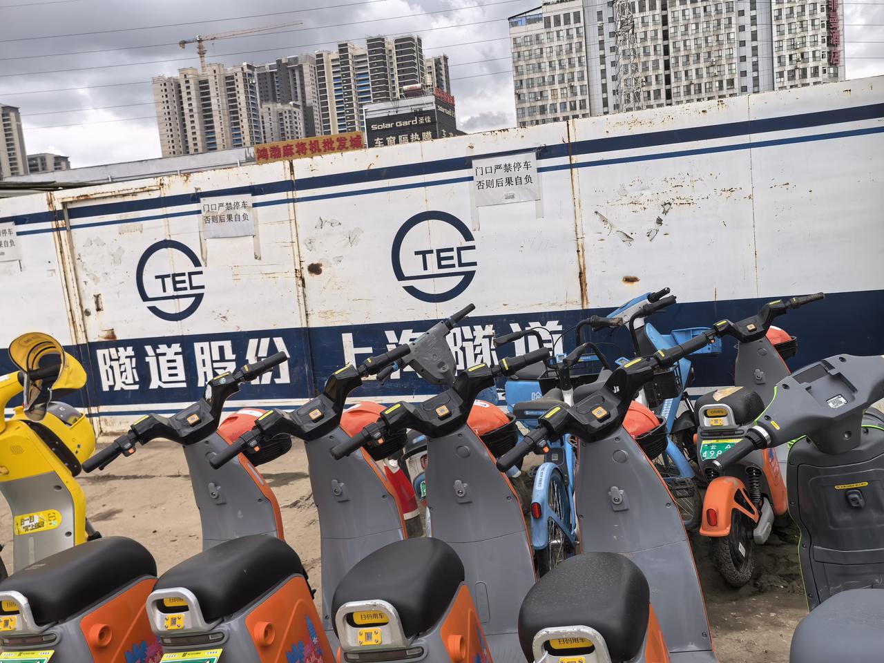 昆明地铁2号线二期从2015年就开始围档着修了，这个昆明火车站后面的南坝站，现在