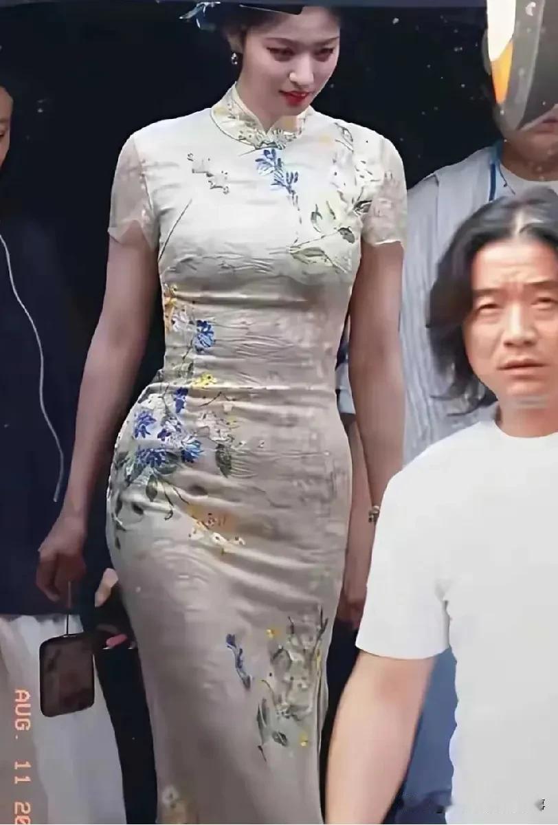 我承认王楚然脸是漂亮，但要说她穿旗袍是“骨子里的东方美人”，我还真不太认同。