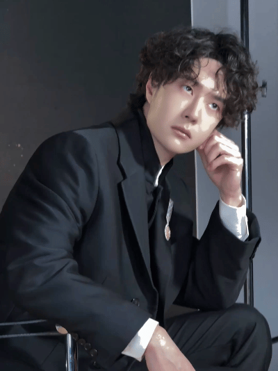 王一博这发际线……他是抹了发际线粉吗？