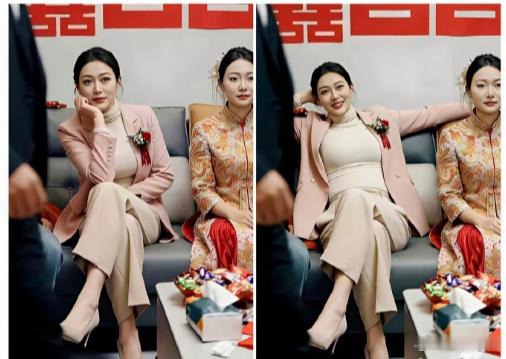 这位丈母娘不光颜值高，身材和气质也是杠杠的，你觉得新娘漂亮还是妈妈漂亮？