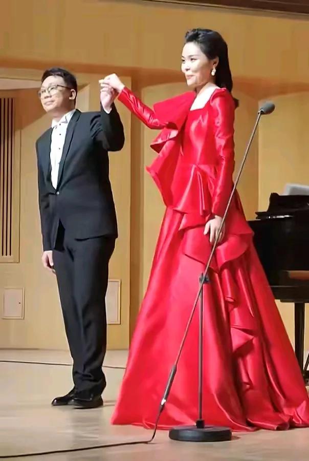 龚爽离世仅一天，她的丈夫何嘉炜就在朋友圈公开发声了，回首二人一同走过的岁月，字里