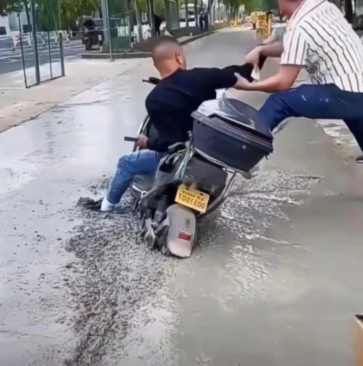 这么骑电动自行车会挨打吗？？？海阔试车超话