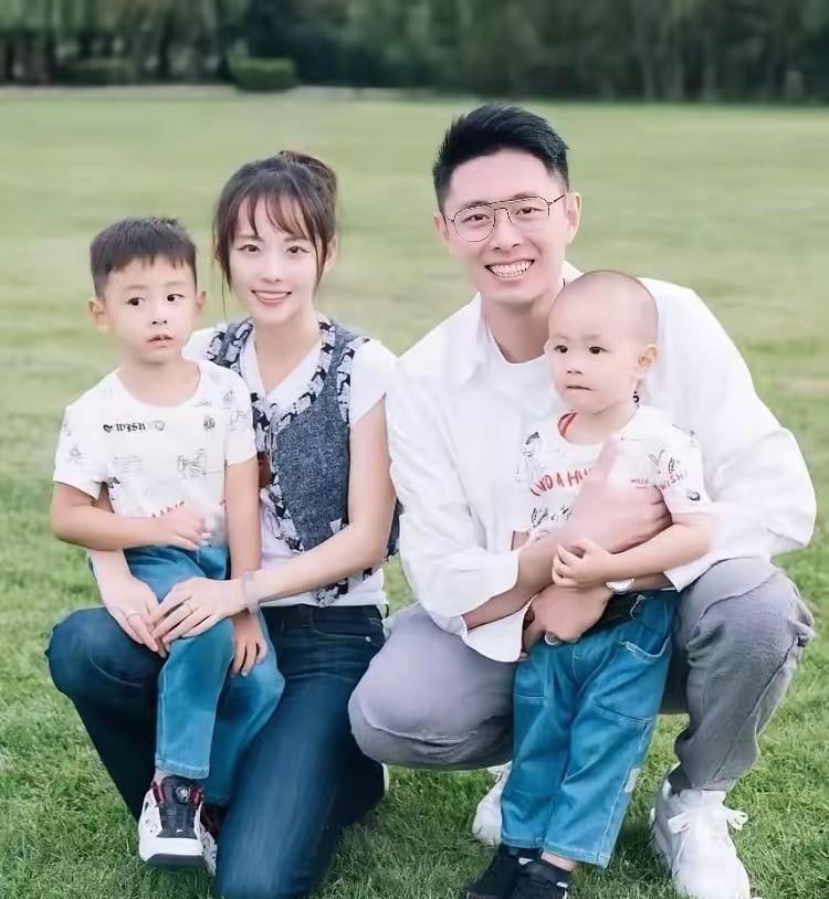 果然没有对比就没有伤害啊不信你看买超对待张嘉倪和郝晴那待遇简直天差地别张嘉