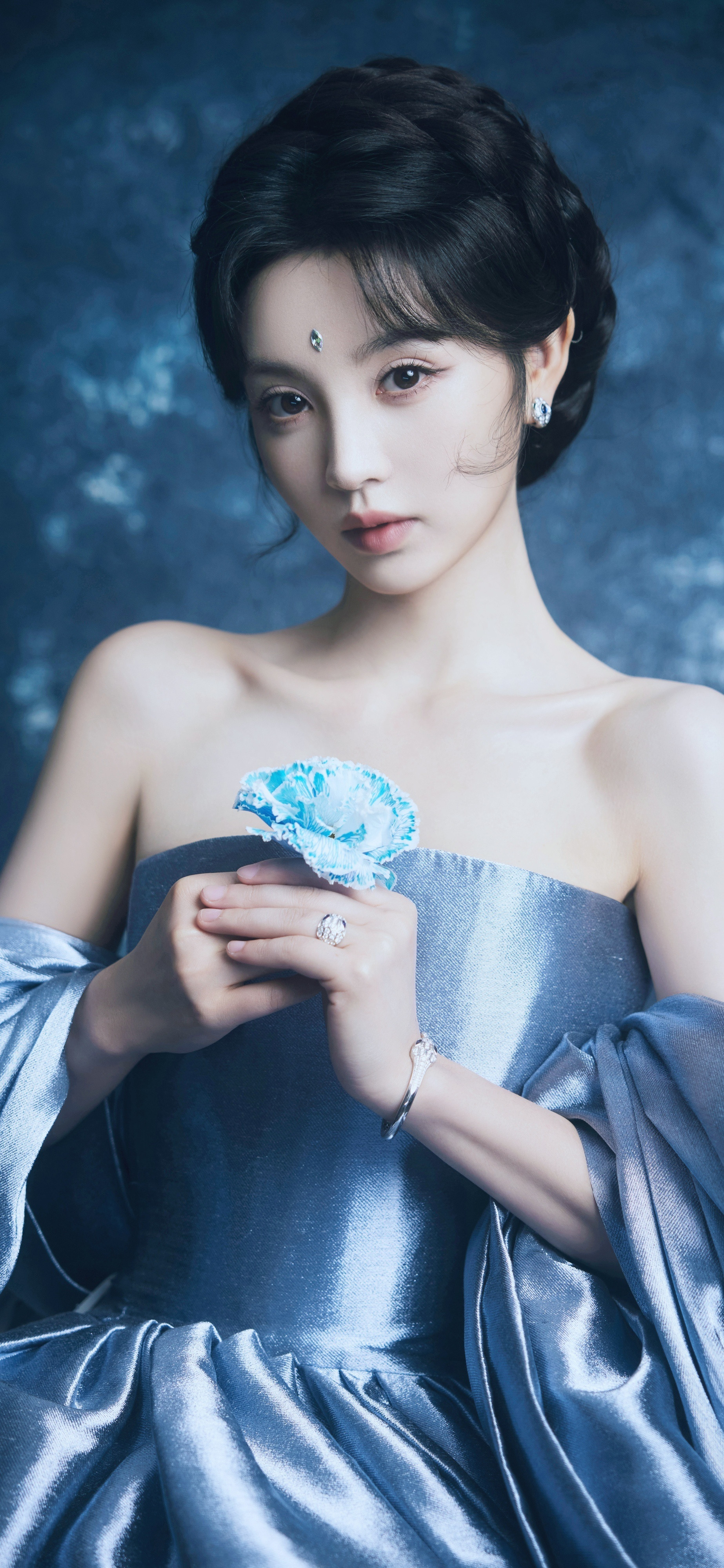 田曦薇大眼萌妹唯美壁纸：一袭淡蓝，一抹温柔。田曦薇
