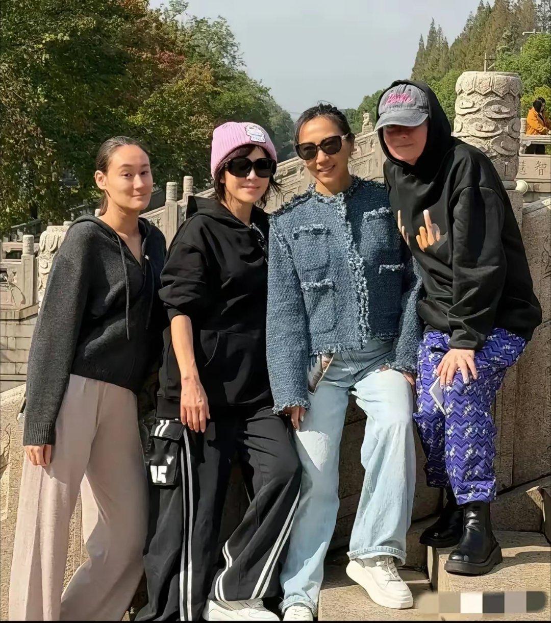 刘嘉玲同学聚会刘嘉玲明显看着比别同学年轻好多，钱真养人！​​​