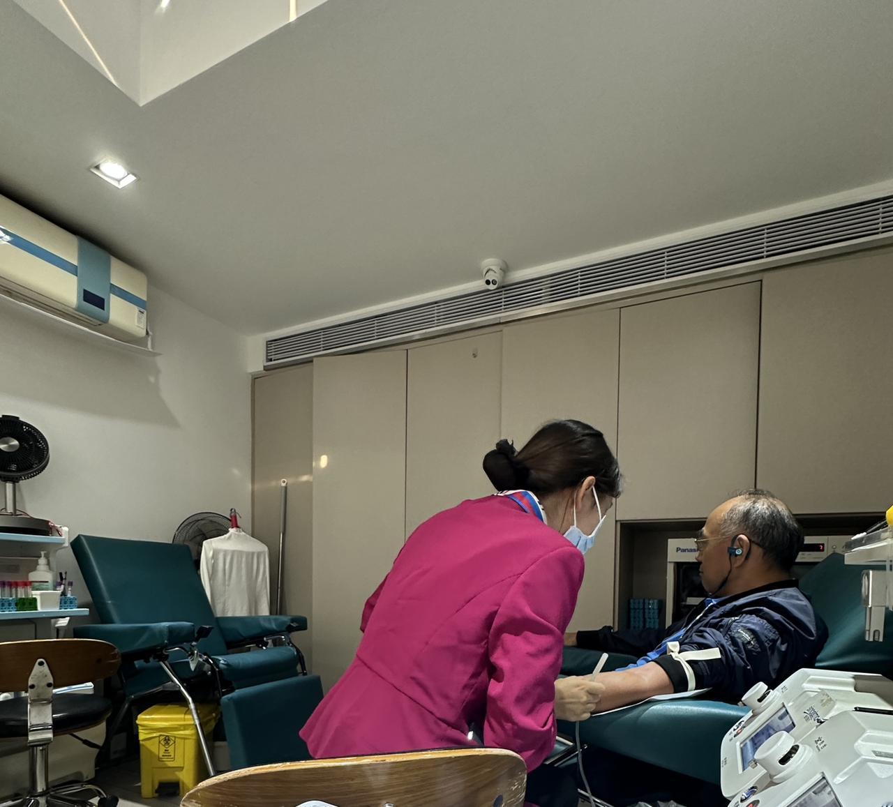 大爷接到献血中心的电话就立马过来，看着大爷年纪不小。工作人员说，他们不会给55岁