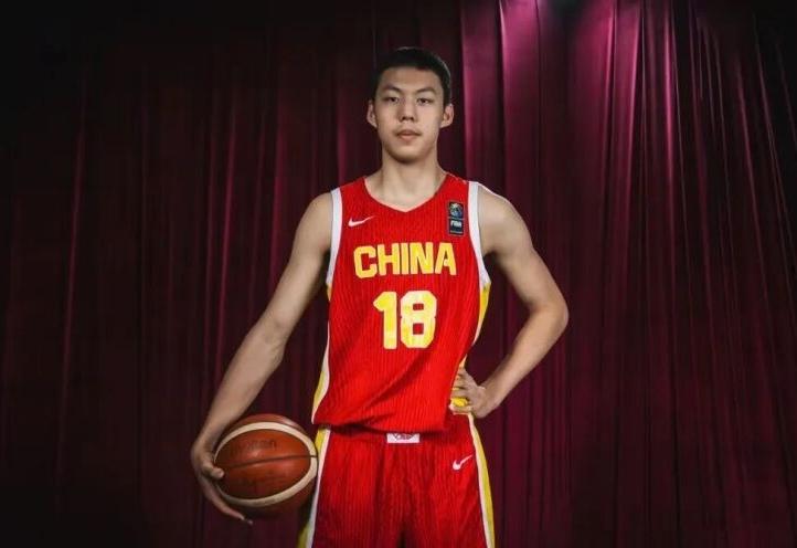 宏远青训再迎潜力中锋！姚嘉泽备受期待姚嘉泽是国青队伍中的主力内线，年纪尚不