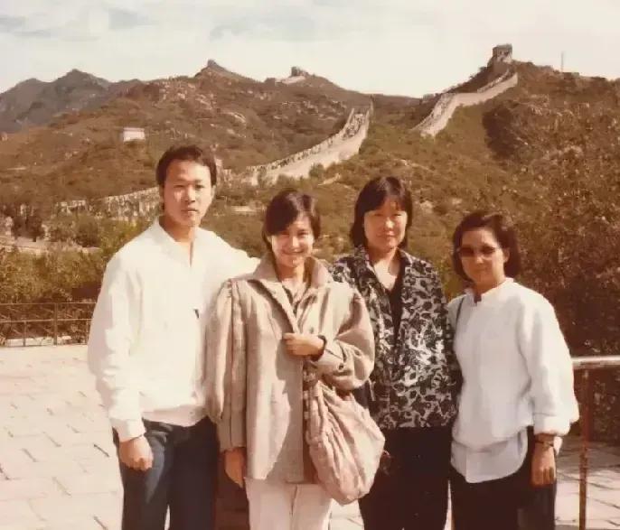 24岁的何超琼代表父亲何鸿燊第一次到访京城，同来的还有妹妹何超蕸，此行留下了珍贵
