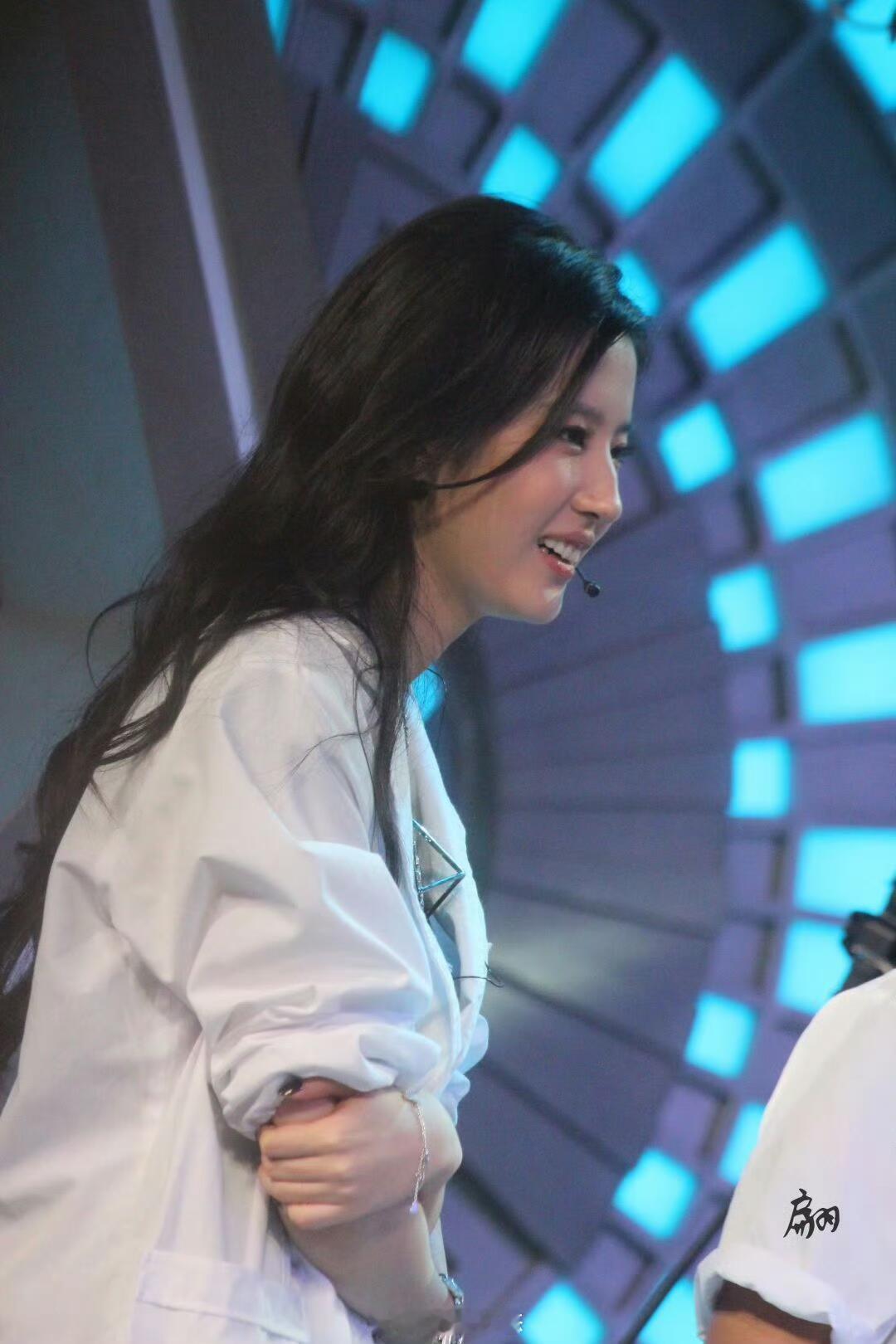 刘亦菲上快乐大本营的样子​​​