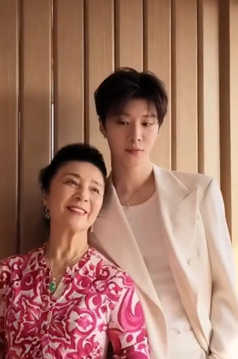 范丞丞71岁妈妈漂亮有气质状态佳！母子俩同框合影互动有爱