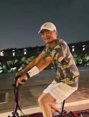 马云骑单车夜游西湖，7月17日晚间，一身休闲打扮的马云，骑着单车在西湖边上骑行兜