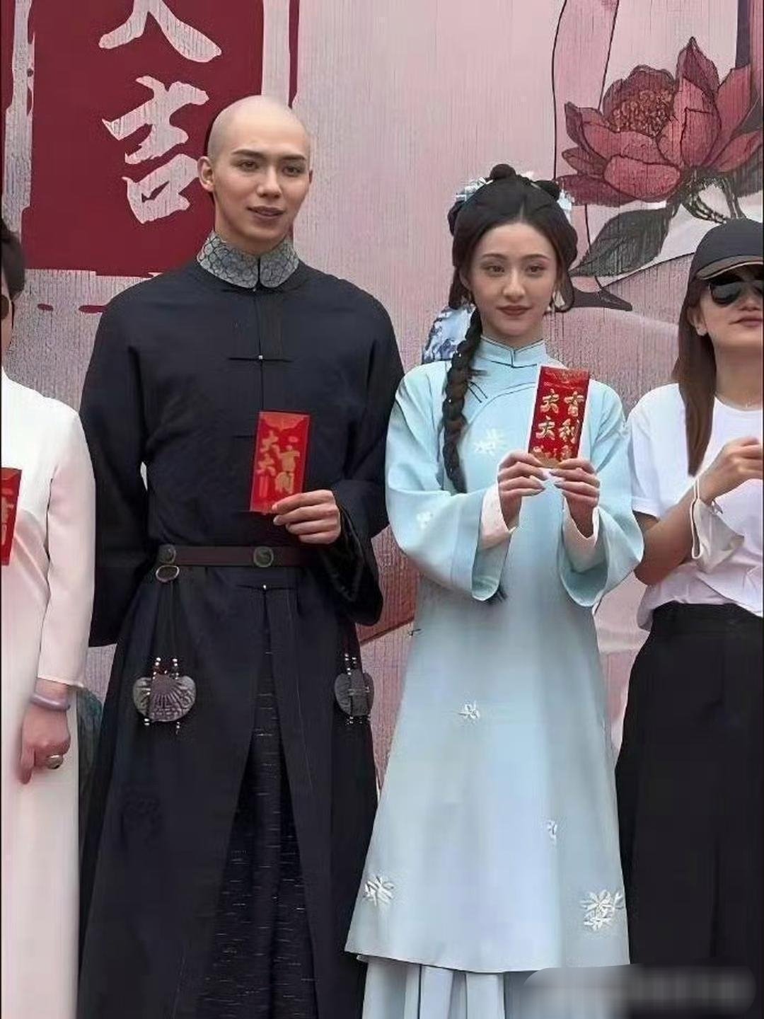 都开始拍短剧了，难不成圈里行情不太好？