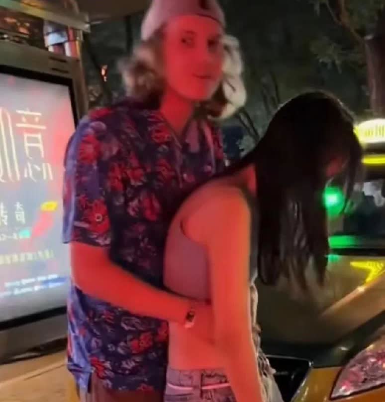 外国友人太热心了！某女子夜晚在三里屯喝多了，看样子已经不省人事，摇摇晃晃的没
