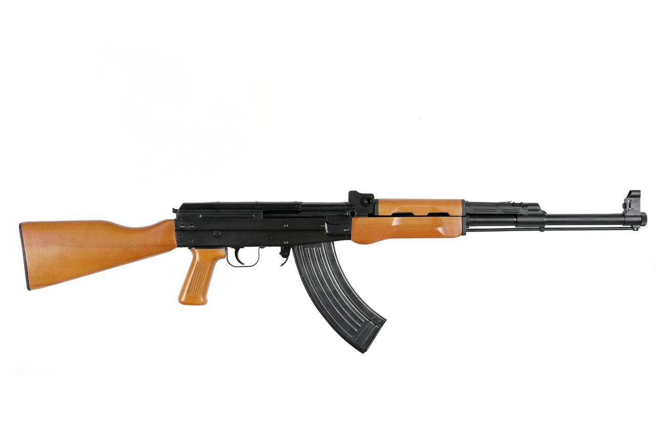 这又是什么型号的81式自动步枪（图1~2）——外形看上去很有意思，枪的护木上有