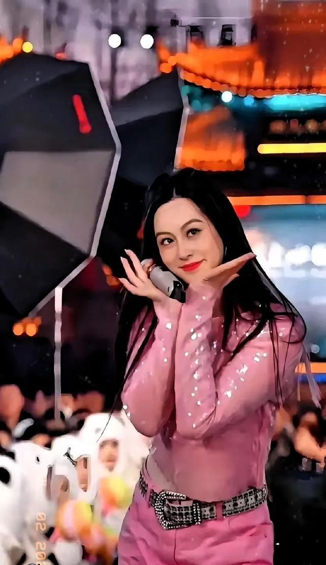 4000万粉丝网红唐艺直播间观众从20万暴跌到几万，直接凉透。天天吼同样的歌，造