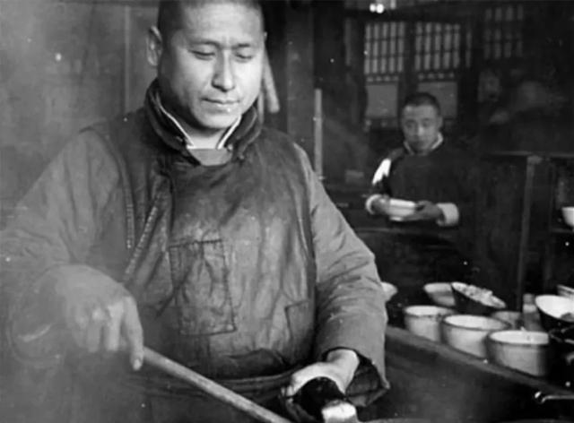 在早年间不管是猪杂、牛杂、羊杂这些，吃不上饭、吃不饱的人们没几个看得上。没有油、