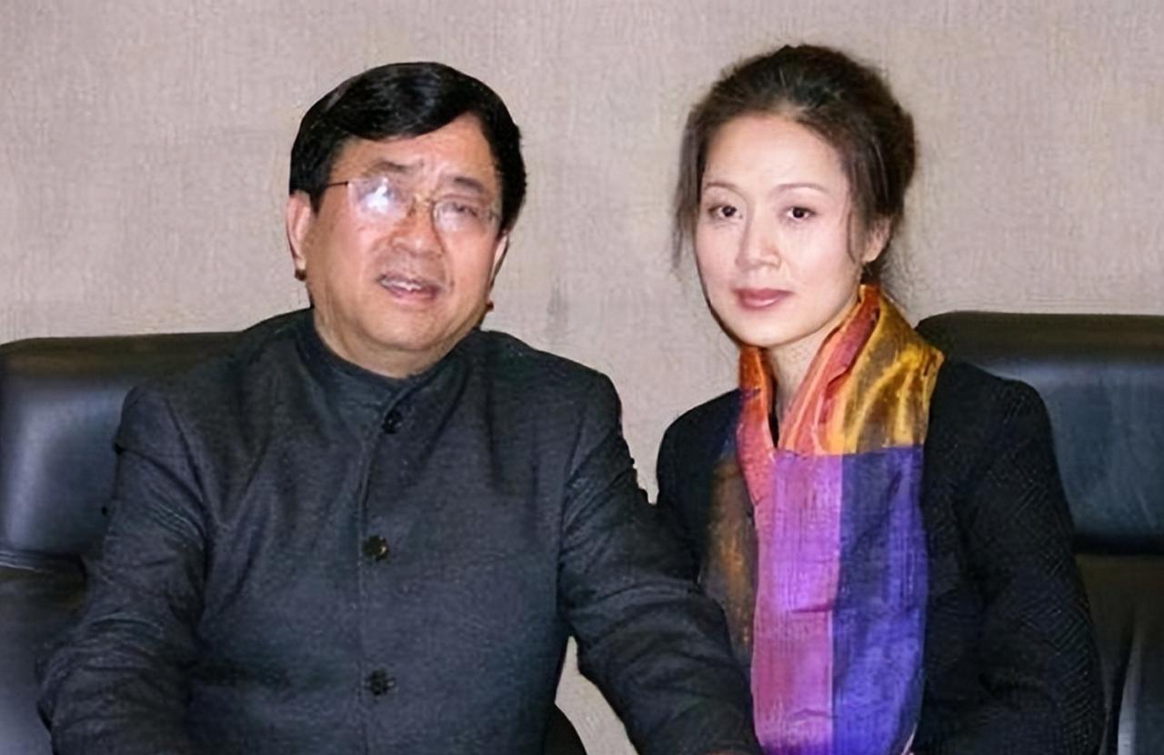 1992年，余秋雨二婚娶了比自己小的女明星马兰。新婚当晚，余秋雨向马兰提出了一个