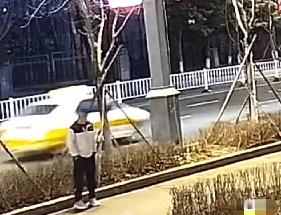 近日，黑龙江鹤岗，深夜武警支队营门外，一男子神情焦灼，久久徘徊，几经犹豫，他走向