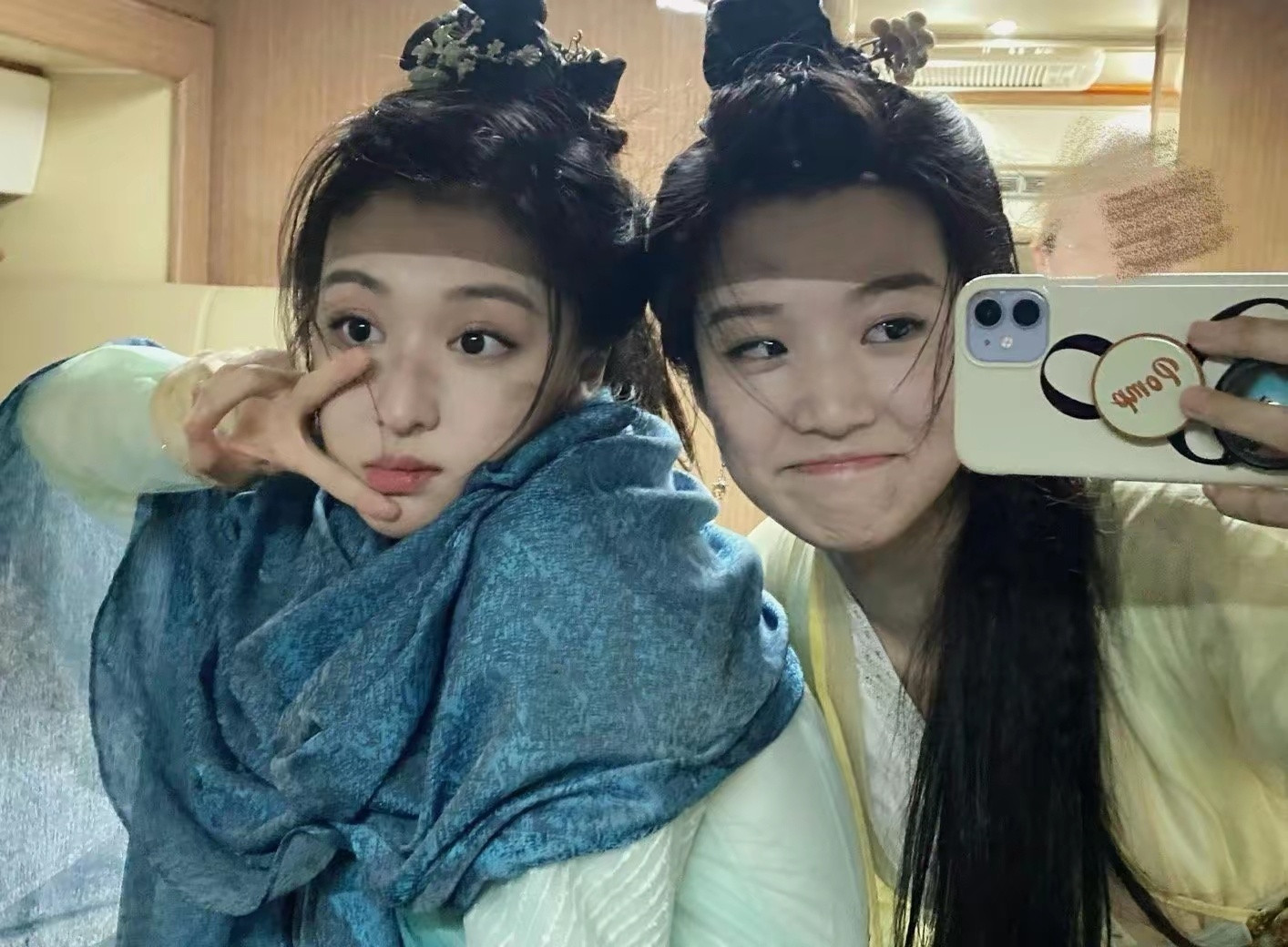 王楚然和卢昱晓早期合照，浓颜的冲击力太强了