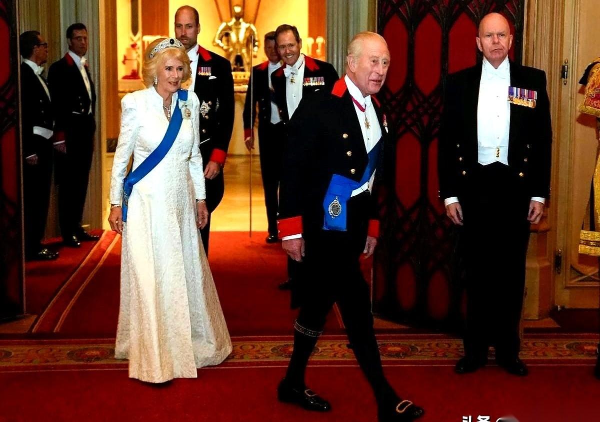 那顶王冠，又出来了。就是尤金妮公主结婚时戴过的那顶，祖母绿大得像颗鸽子蛋，宝诗