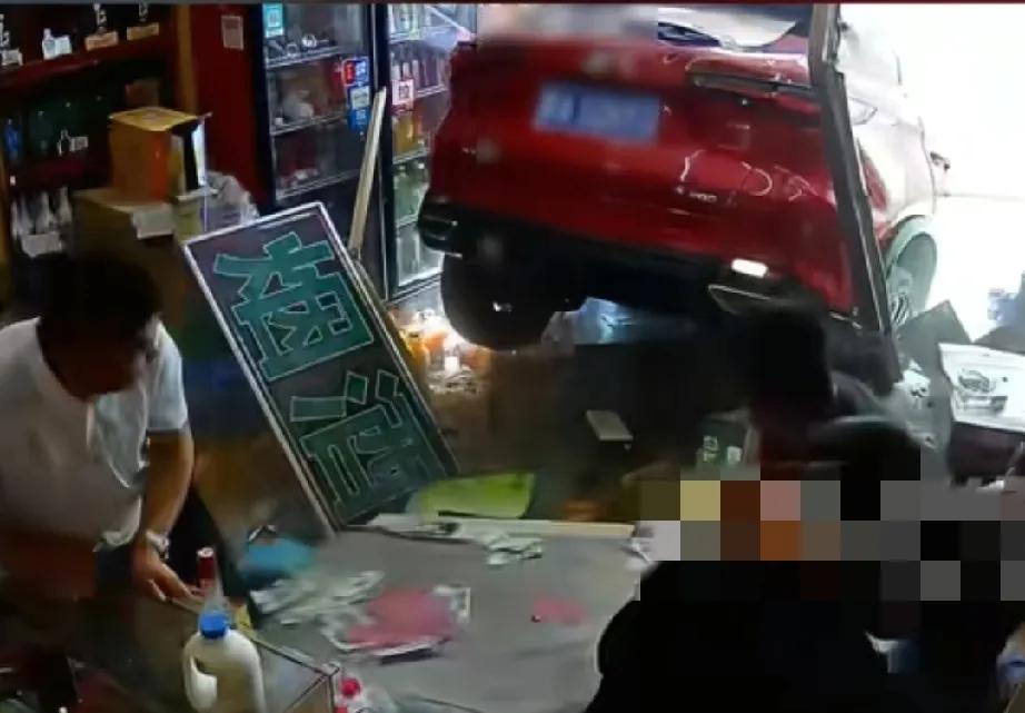 5月14号在内蒙古呼和浩特市出了这么一档子事儿。一家烟酒店突然上演了惊险一幕，一