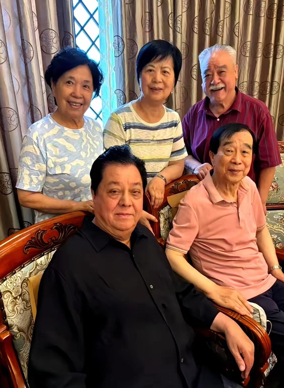 曲艺界几位老艺术家的聚会合影：我认出了前排穿着黑衬衫、身宽体胖的李金斗，穿着