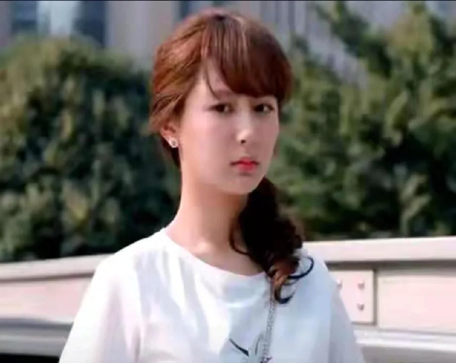 32岁杨紫又上热搜了！这次不是因为新剧，而是陪爸妈吃饭被拍。剧组收工后，她直奔会