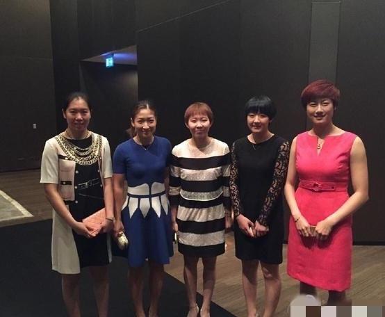 女乒五朵金花同框：丁宁身姿丰腴，陈梦珠光玉色，朱雨玲满面春风，刘诗雯笑容可掬，最