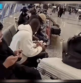 机场大厅，两名留学生数着各自手中的钱钞票，看手里拿着的厚度，应该不少。所以说留学