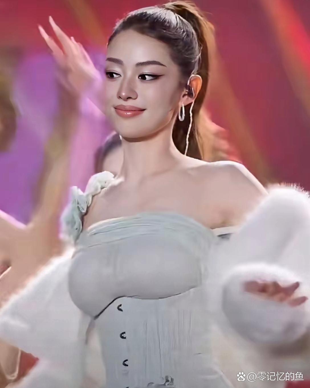 朗朗的老婆吉娜可真漂亮。