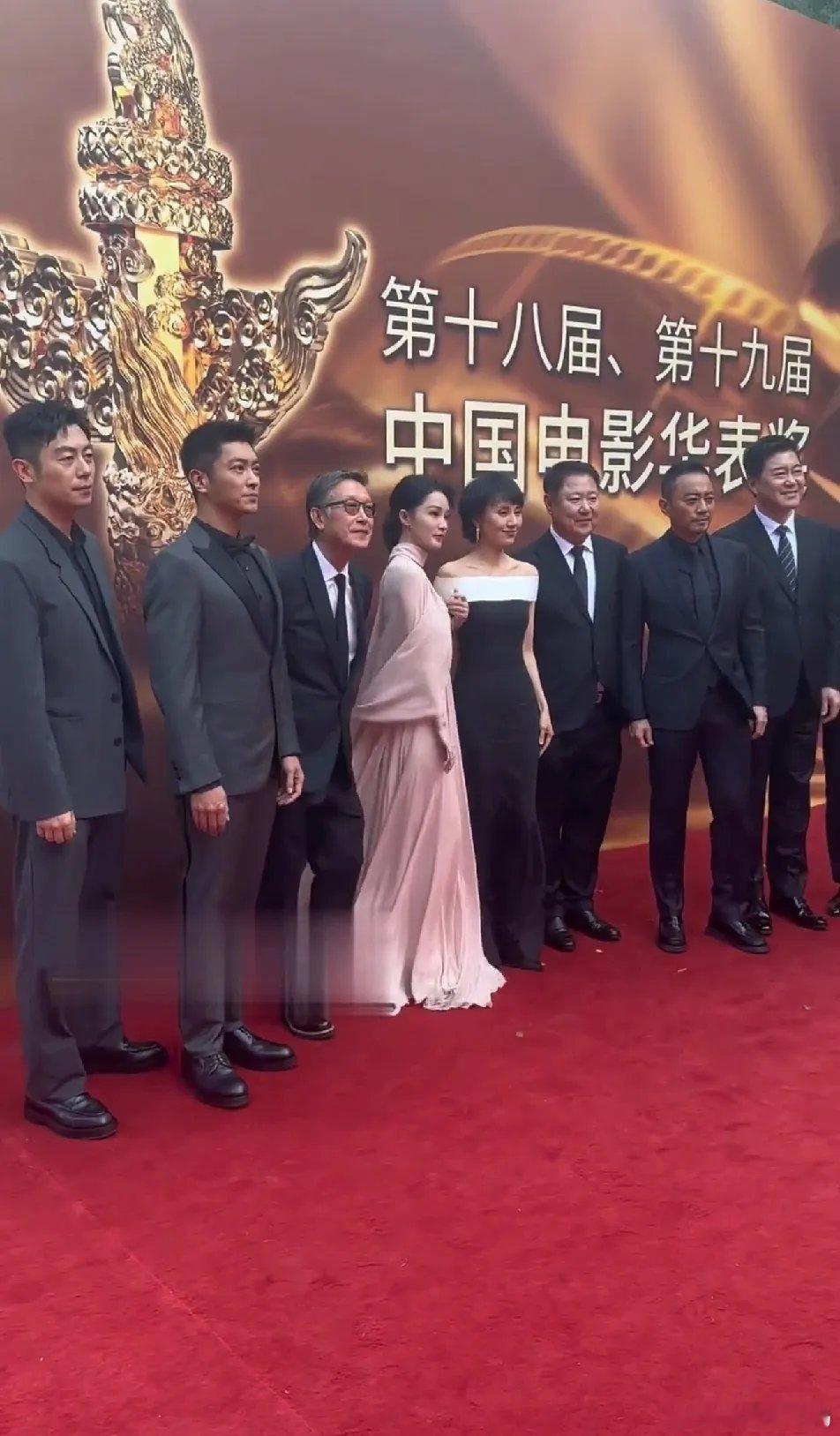 活动同框名场面尽显细节修养。镜头靠近时，李沁立刻收敛姿态、浅笑退步，主动为袁泉让