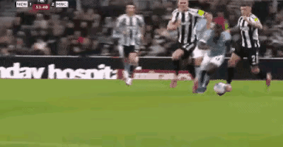 赢球却添大麻烦！曼城击败纽卡晋级八强，瓜迪奥拉却因场边过激表达领到黄牌，赛季累计