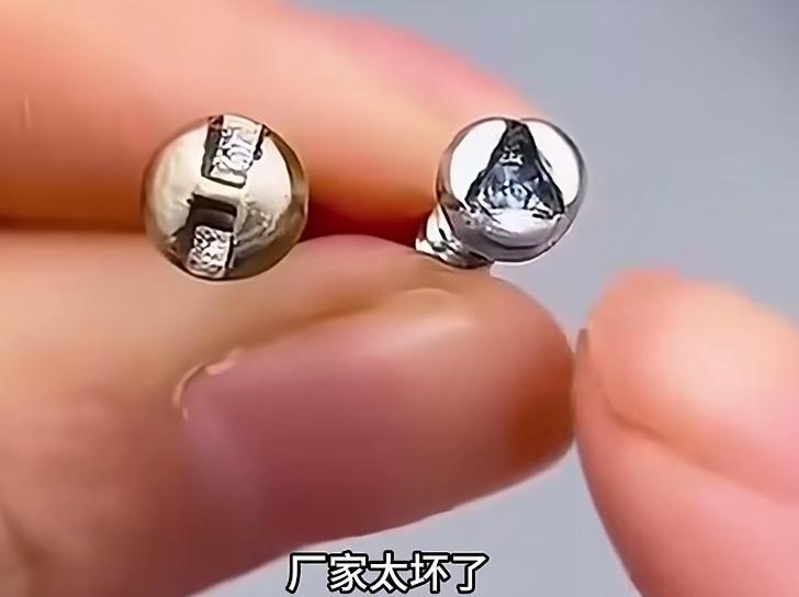 插座上使用异形螺丝，普通工具根本拆不开，是厂家太坏了故意让你换新的，还是另有隐情