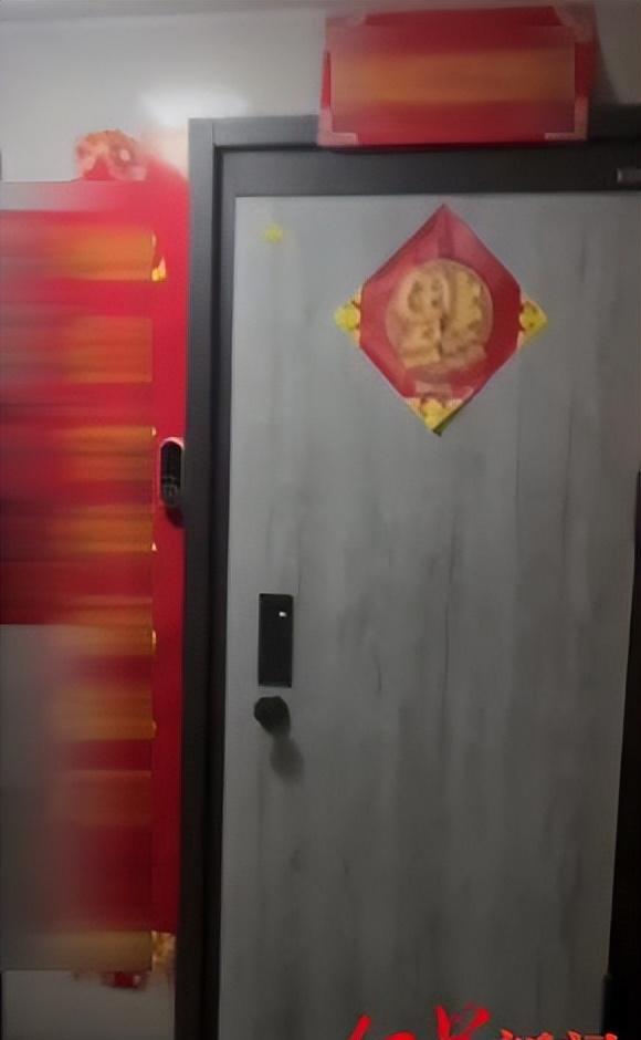 四川眉山，白某发现邻居何某在自家门口装了个电子眼！自己一家人每天进进出出都被看得