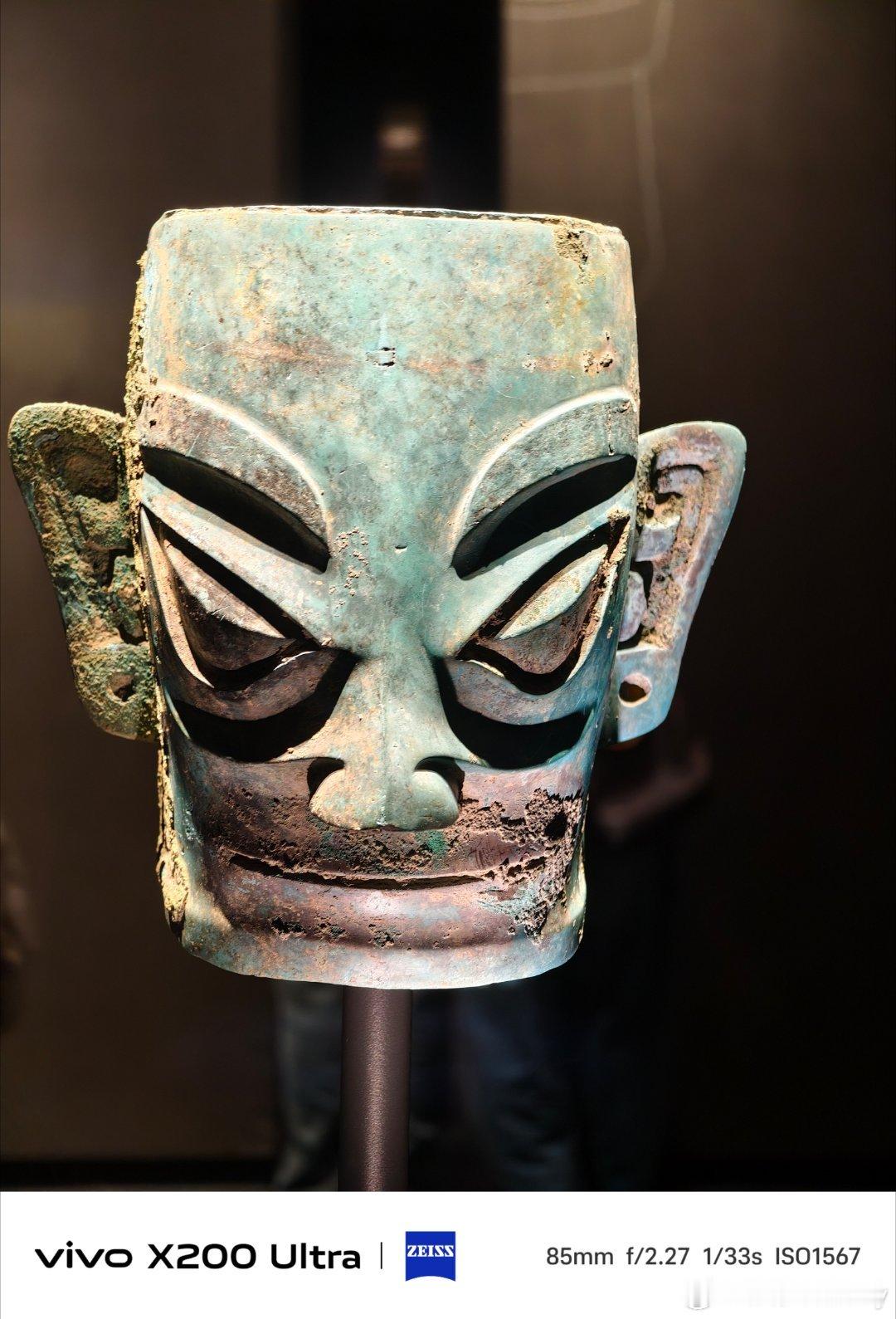 翻看去三星堆的照片，很难相信这是距今三四千年前的文明，这些青铜器物的精美程度，造