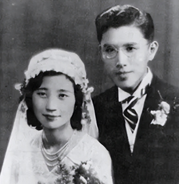 1993年，周培源漫步回家的路上，一如往常亲昵地靠近妻子的耳边，说我爱你。随后，
